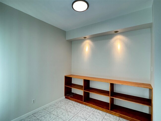 Building Photo - 6500 Harbor Town Dr