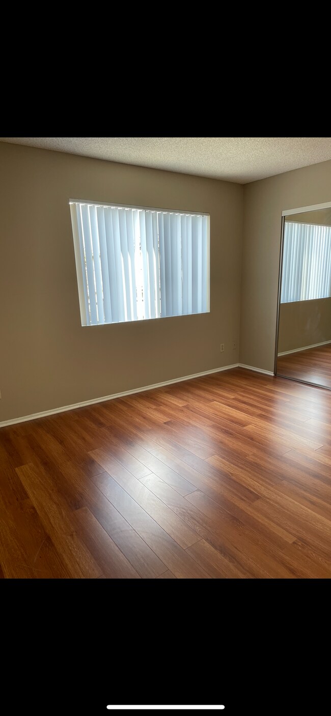 Building Photo - 215 E Elmwood Ave