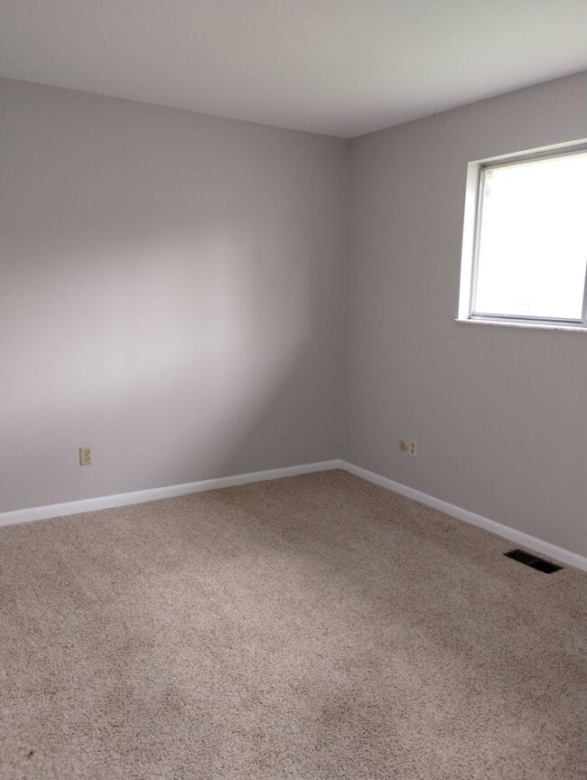 Building Photo - 728-728 Red Deer Ln