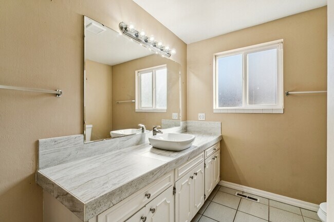 Building Photo - 420 S Five Mile Rd