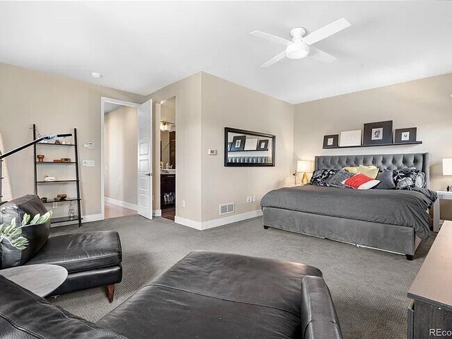 Building Photo - Stunning 4BR House on corner lot in Denver...