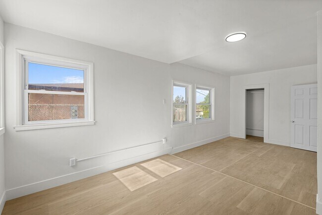 Building Photo - Freshly Remodeled 3 Bed / 2 Bath Home with Large Private Yard