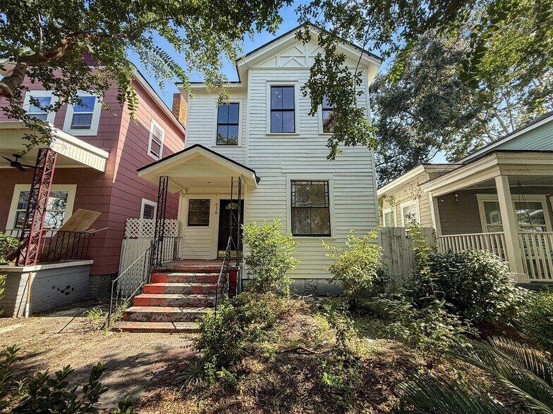 Primary Photo - 518 E 33rd St