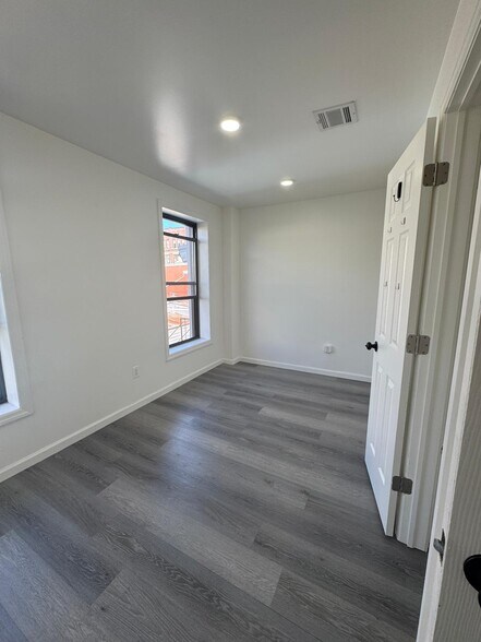 Building Photo - 51 New St