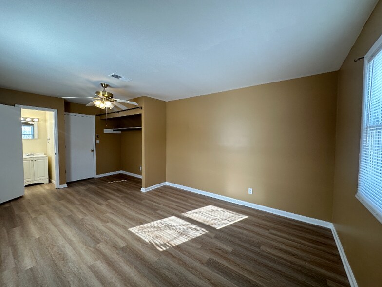 Building Photo - 1204 N 6th St