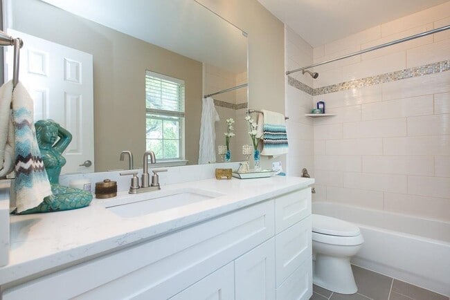 Building Photo - 1700 Perez St