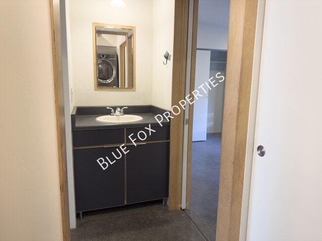 Building Photo - 1150 E 15th St