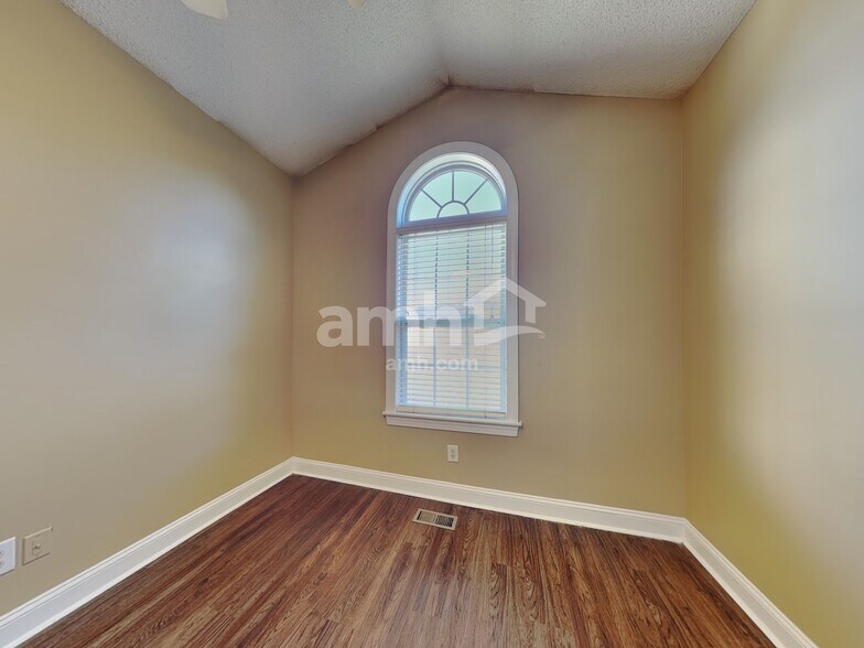 Building Photo - 702 Landing View Dr