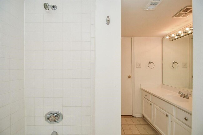 Building Photo - 3150 Walnut Bend Ln