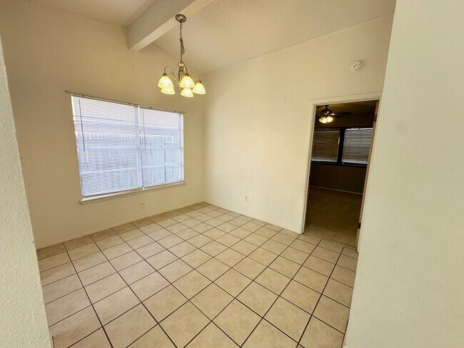 Building Photo - 3 Bed 2 Bath Ready to Rent ASAP