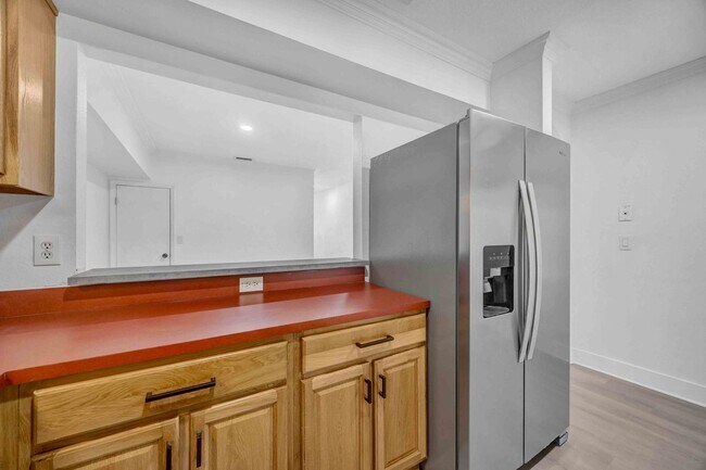 Building Photo - 2 Bedroom and 2.5 Bathroom Townhouse