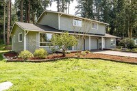 Building Photo - Charming 2BR Duplex Freeland