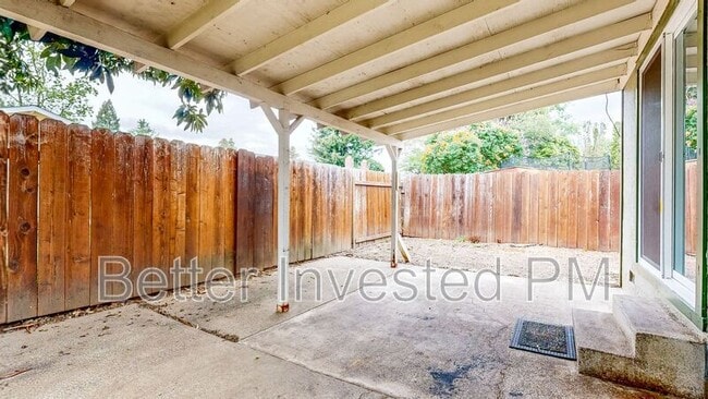 Building Photo - 570 Pomo Dr