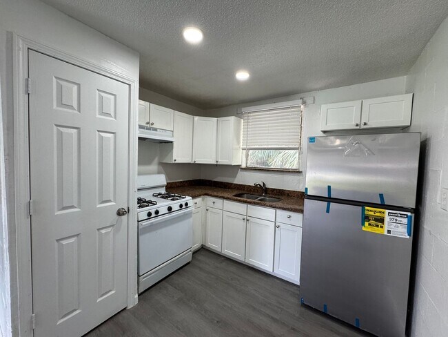 Building Photo - Newly Renovated 2 Bedroom Brick Apartment near Downtown Live Oak ($500 Move in Special!)