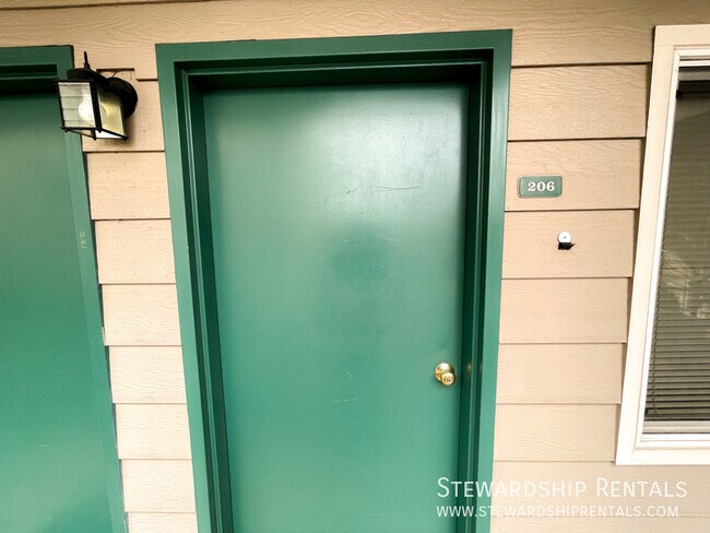 Building Photo - Efficiency Studio close to UO Campus!