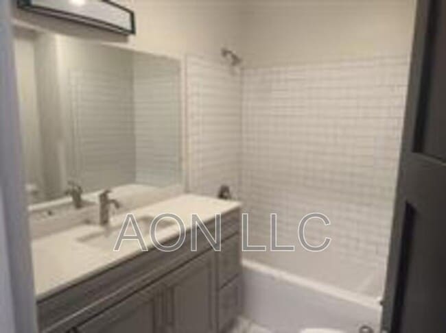 Building Photo - 922 N 2nd St