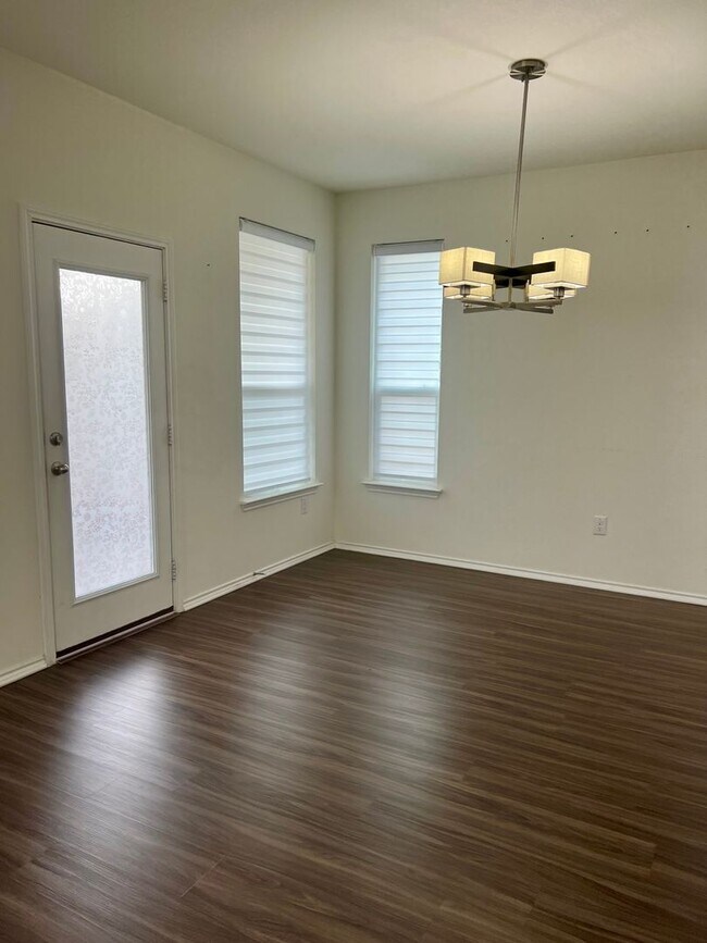 Building Photo - Large 5 Bedroom Home on Corner Lot