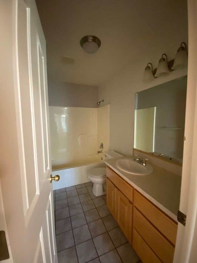 Building Photo - 5 bedroom / 3 bathroom Single Family Home