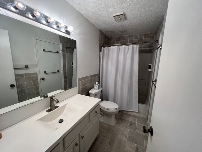 Building Photo - FURNISHED 2 BEDROOM/2 BATH UNIT 2ND FLOOR