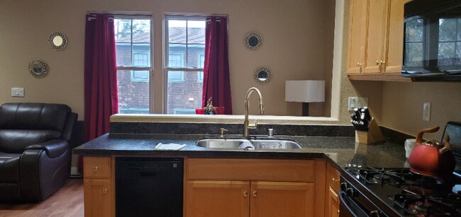 Building Photo - 1105 Promenade St