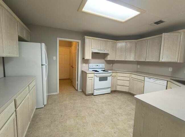 Building Photo - Nice and Spacious 3 bedroom, 2 bath home in Southland!