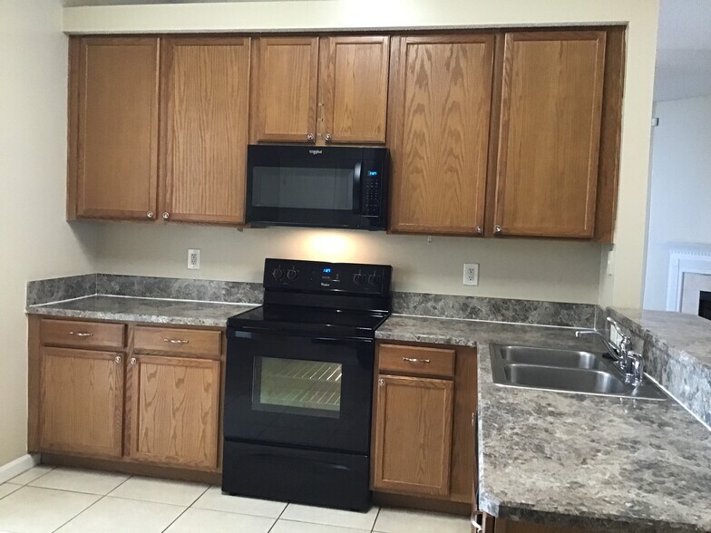 Building Photo - 2038 Belhaven Dr