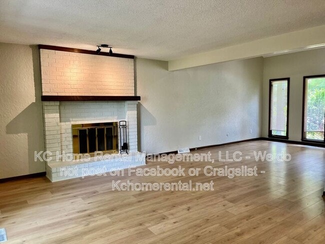 Building Photo - 3868 SW Harbor Dr