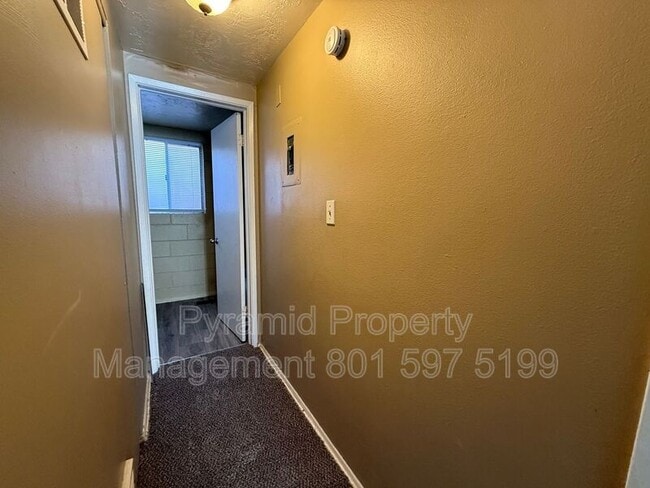 Building Photo - 805 S Cheyenne St