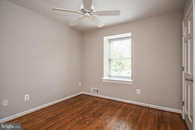 Building Photo - 1211 Vinita Ln