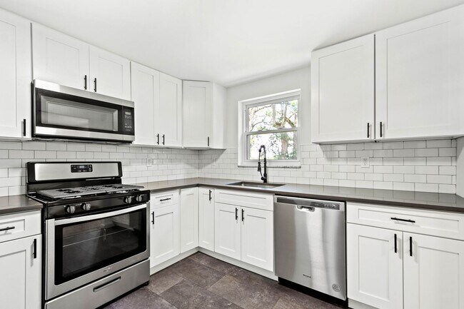 Building Photo - AVAILABLE SEPT 1ST!! GORGEOUS 3 BEDROOM IN...