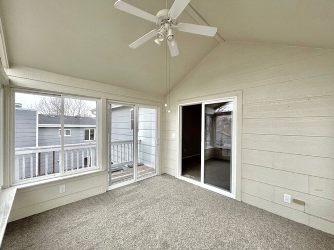 Building Photo - 3 bedroom/2 bath home with Sunroom in Wood...