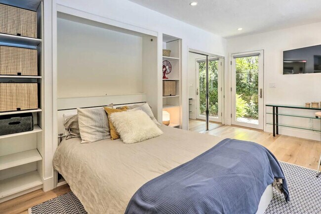 Building Photo - 155 E Creek Dr