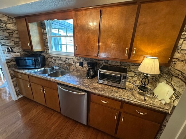 Building Photo - FULLY FURNISHED, SINGLE-FAMILY HOME IN NOR...