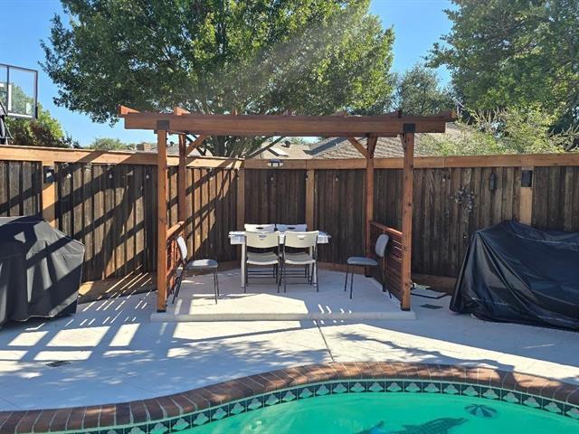 Building Photo - 2004 Cherbourg Dr