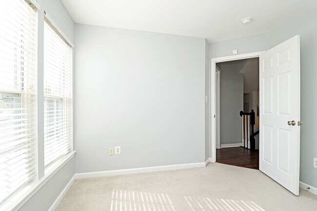 Building Photo - Spacious Pantops Townhome – Convenient, Pet-Friendly Living