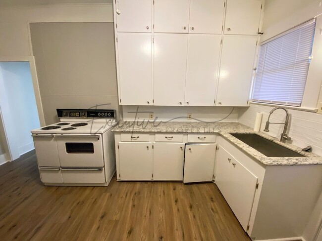 Building Photo - Modern Upgrades + Classic Charm – 2BR Dupl...