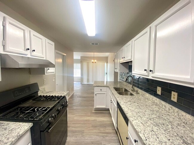 Building Photo - Remodeled 3 Bedroom 2 Bath  with cute back...