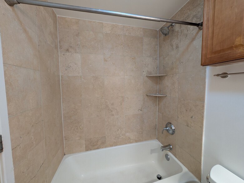 Building Photo - 630 W Wrightwood Ave