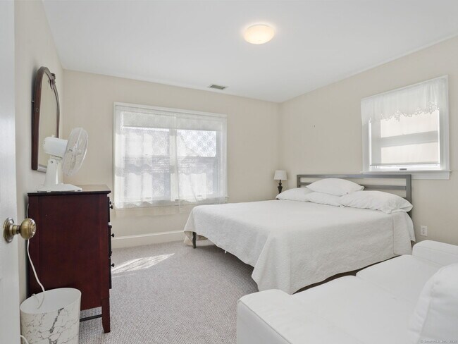 Building Photo - 3 E Beach Dr