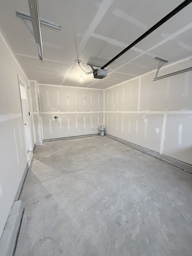 Building Photo - 400 el Camino Dr