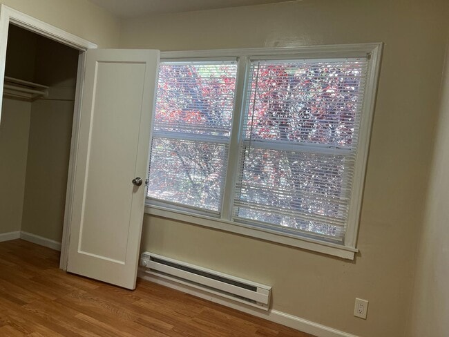 Building Photo - Ready to Move-In (3bed/1 bath, one unit of...