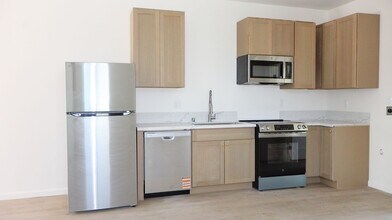 Building Photo - 3 bedrooms 2 bathrooms Duplex with a 2 car garage