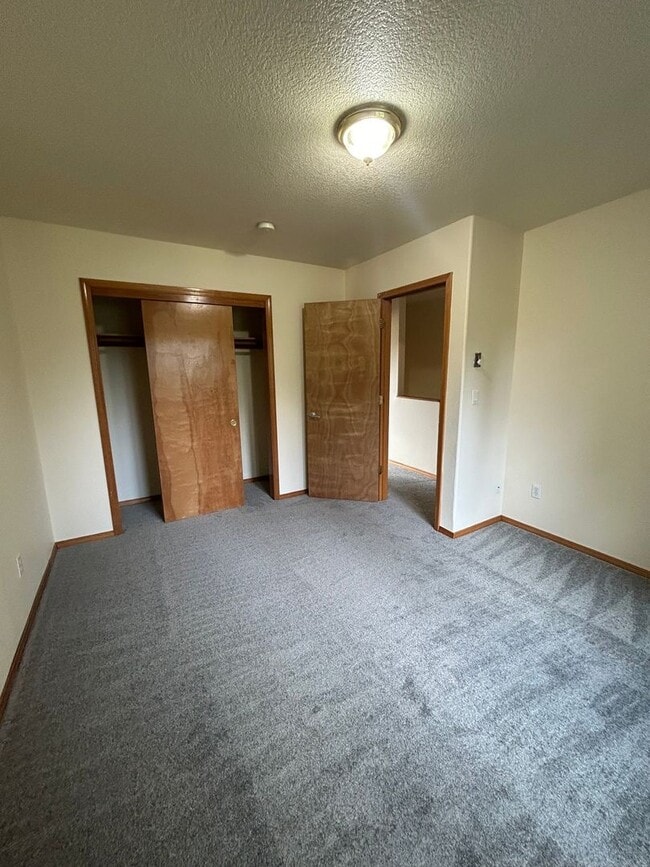 Building Photo - Fabulous 2 bed, 2 bath townhome with garage available for lease!