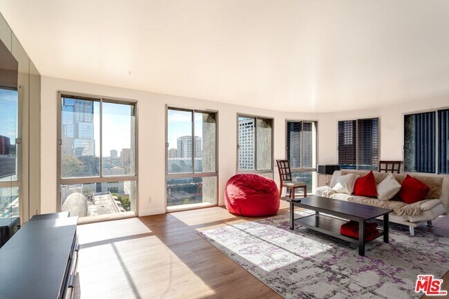 Building Photo - 800 W 1st St