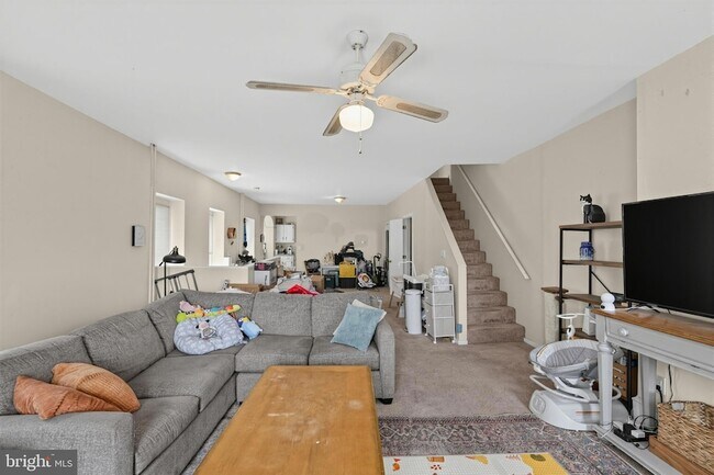 Building Photo - 201 Sumac St