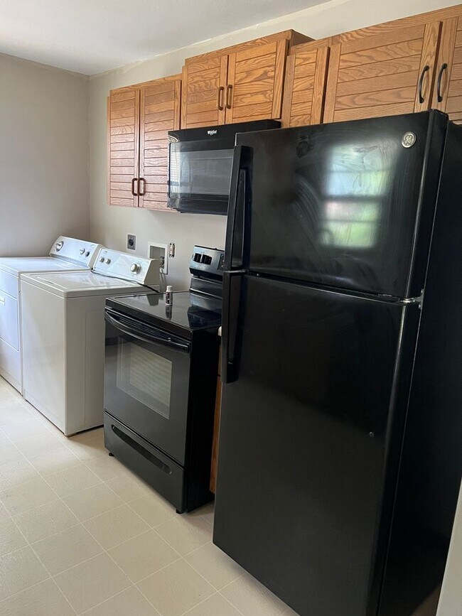 Building Photo - 3 bedroom/2 bath house close to KU with washer/dryer