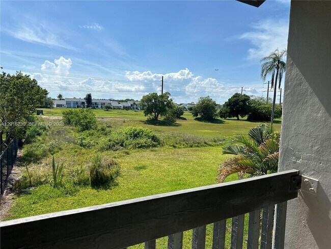 Building Photo - 8879 Fontainebleau Blvd