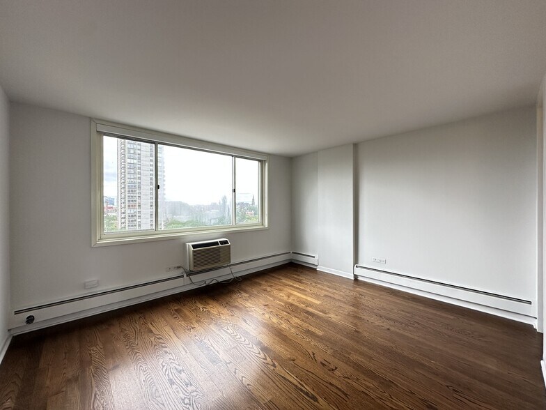Building Photo - 1349 N Dearborn St