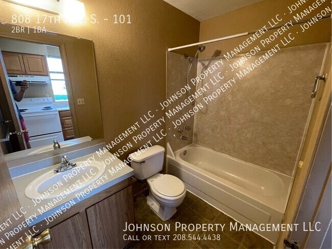 Building Photo - 808 17th Ave S