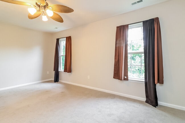 Building Photo - Cute 3BR, 2.5BA home